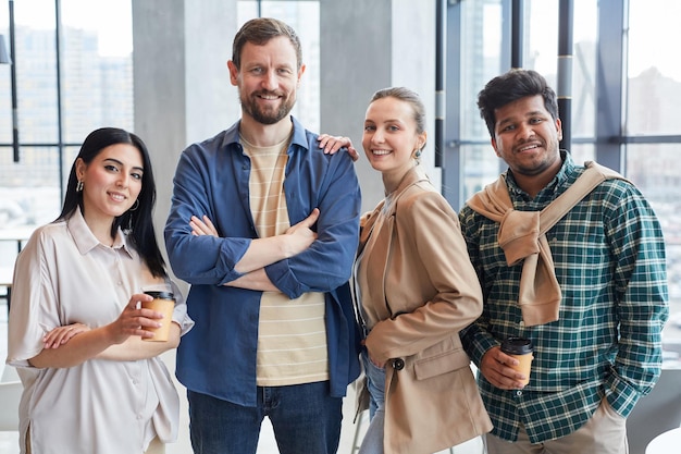 Grupo diverso de adultos sonriendo