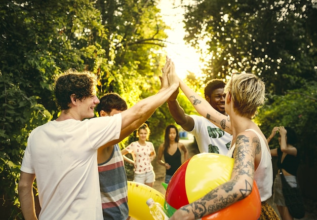 Grupo diverso de amigos disfrutando el horario de verano.