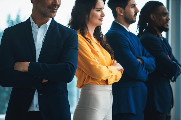 Un grupo diverso de candidatos se une con los brazos cruzados, confiados y decididos. Una empresaria exitosa y su equipo inteligente sonriendo Vista lateral recortada Uniforme de oficina Intelectual