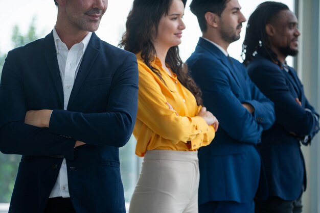 Un grupo diverso de candidatos se unen con los brazos cruzados confiados y decididos una mujer de negocios exitosa y su equipo inteligente sonriendo vista lateral recortada uniforme de oficina intelectual