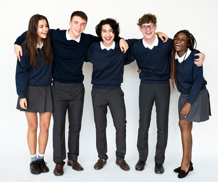 Foto grupo diverso de adolescentes atirar