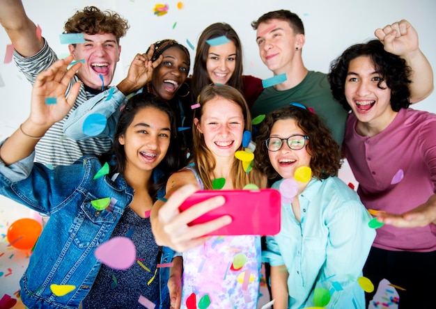 Foto grupo diverso de adolescentes atirar