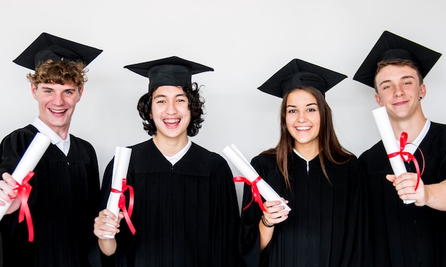 Grupo diverso de adolescentes atirar