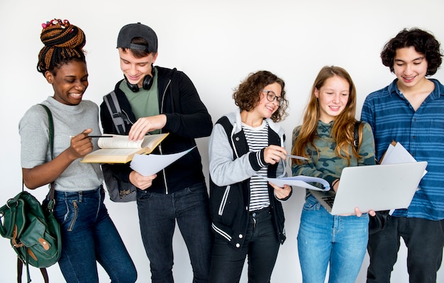 Grupo diverso de adolescentes atirar