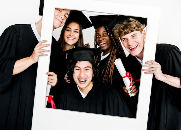 Foto grupo diverso de adolescentes atirar