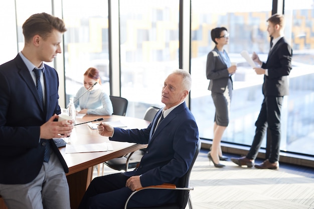 Grupo diverso de empresarios en el trabajo