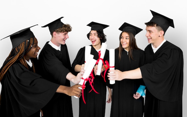 Foto grupo diverso de estudiantes con diploma