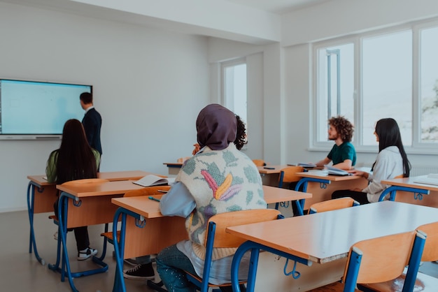 Un grupo diverso de estudiantes escucha atentamente, participa activamente y adopta la educación moderna.