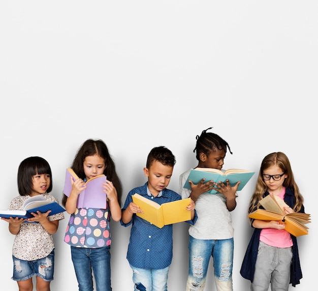Foto grupo diverso de estudio de lectura para niños