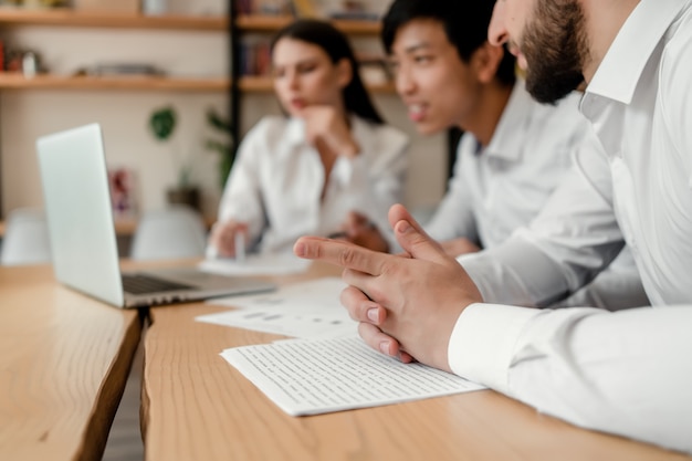 Grupo diverso de hombres de negocios que discuten negocio en la oficina