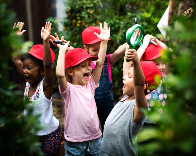 Grupo diverso de niños divirtiéndose.