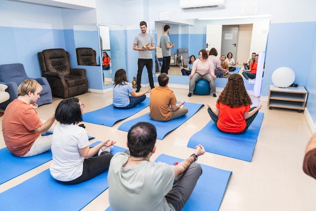 Un grupo diverso participa en una clase de yoga, incluidos dos con síndrome de Down