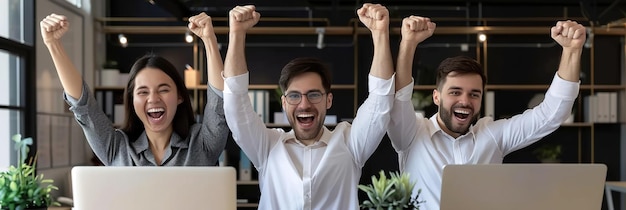 Foto un grupo diverso de personas celebra con alegría mientras revisan los éxitos y logros de las carteras de inversión