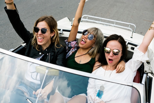 Grupo diverso de personas disfrutando de un viaje por carretera y festival