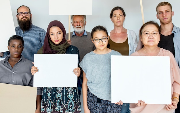 Grupo diverso de personas protestando.