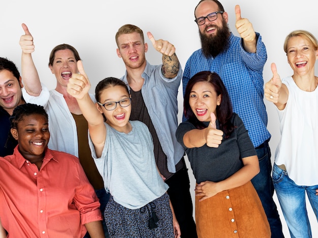 Foto grupo diverso de personas pulgares arriba juntos retrato de estudio