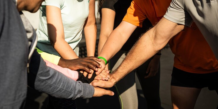 Foto grupo diverso de personas que se unen manos en el trabajo en equipo manos multirraciales en la unidad trabajo en equipo y diversidad enfatizados con las manos juntas en un círculo gente trabajo en equipo feliz fotografía enérgica