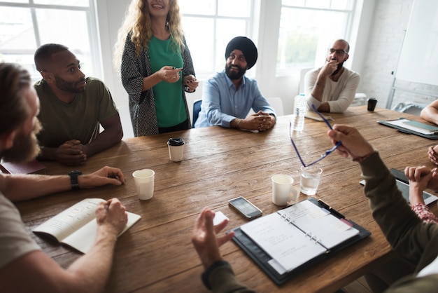 Grupo diverso de personas en un seminario