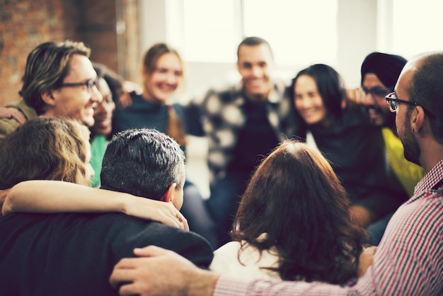 Grupo diverso de personas en un seminario.