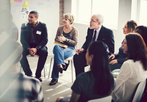 Grupo diverso de personas en un seminario.