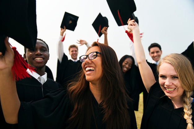 Grupo de diversos alumnos graduados.