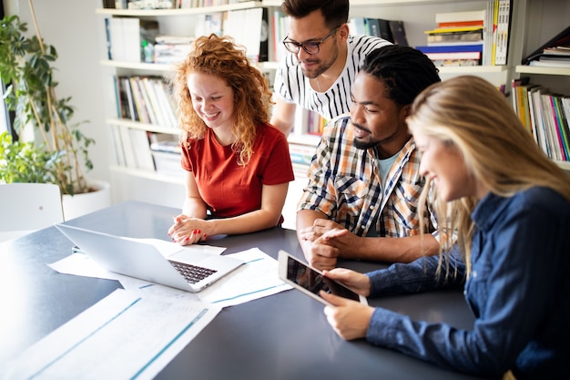 Grupo de diversos diseñadores, empresarios que intercambian ideas sobre reuniones en la oficina. Negocio, concepto de trabajo en equipo