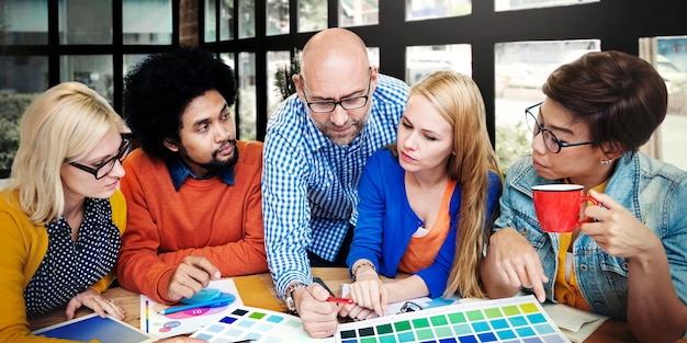 Grupo de diversos diseñadores teniendo una discusión