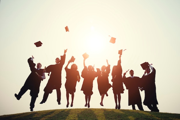 Grupo de diversos estudiantes graduados.