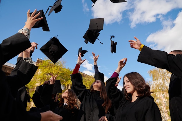 Foto un grupo de diversos estudiantes internacionales graduados celebrando