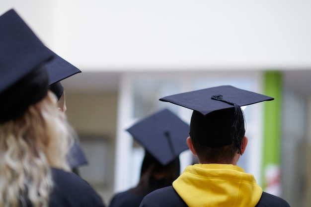 Un grupo de diversos estudiantes internacionales graduados celebrando