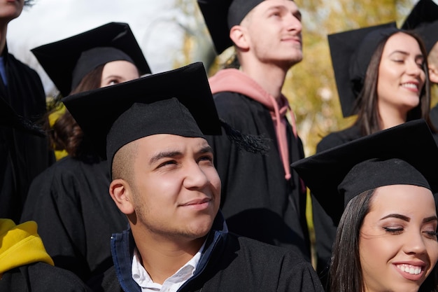 Foto un grupo de diversos estudiantes internacionales graduados celebrando