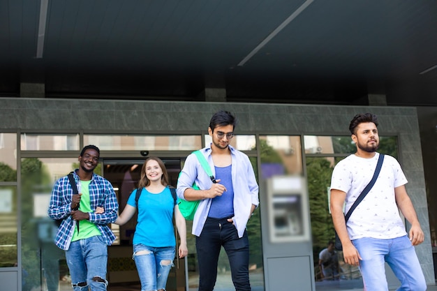 El grupo de diversos estudiantes de secundaria abandona el edificio.