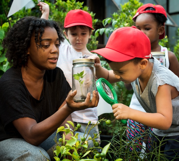 Grupo de Diversos Niños de Ambiente de Aprendizaje en la Granja