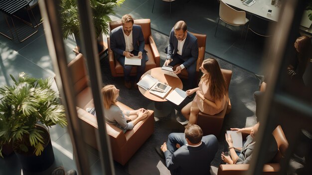 Grupo de diversos profesionales involucrados en una discusión productiva en la mesa del vestíbulo con Laptop Generativ...