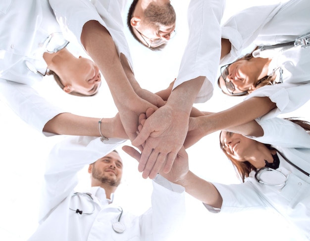 Grupo de diversos profesionales médicos que muestran su unidad