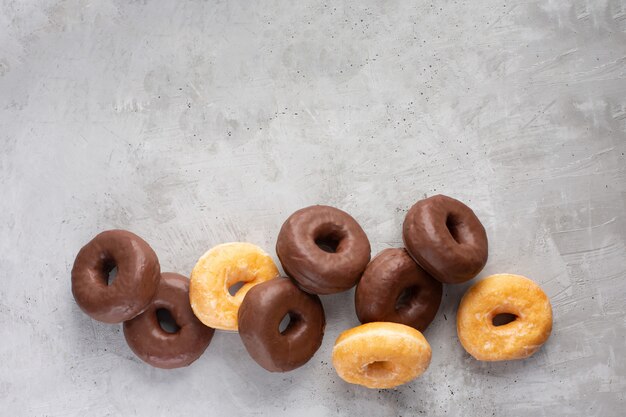 Grupo de donas glaseadas sobre fondo gris