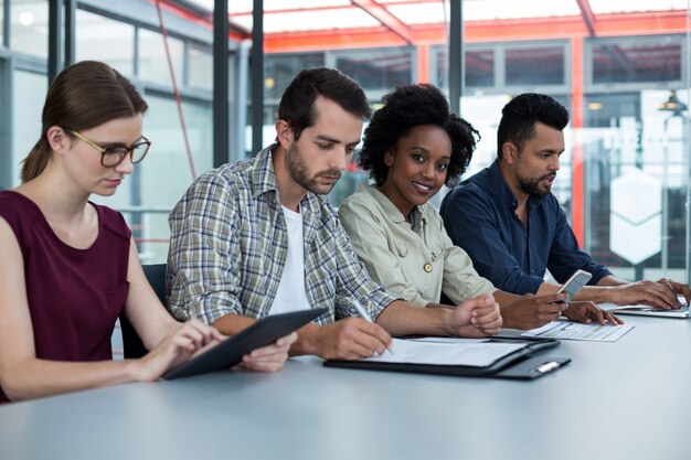 Grupo de ejecutivos de negocios que trabajan durante la reunión