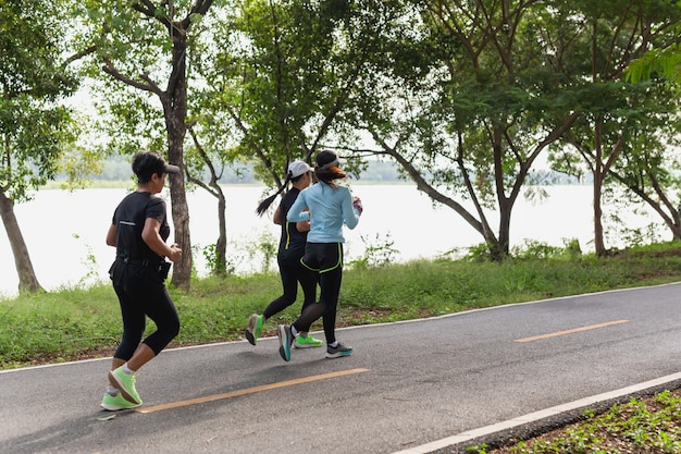 Grupo de ejercicio de la mujer corriendo en el sendero del parque en la mañana.