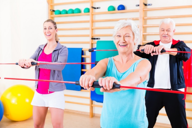 Grupo em treinamento físico com barra de ginástica