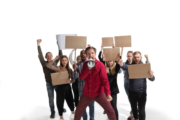 Grupo emocional multicultural de pessoas gritando enquanto seguram cartazes em branco