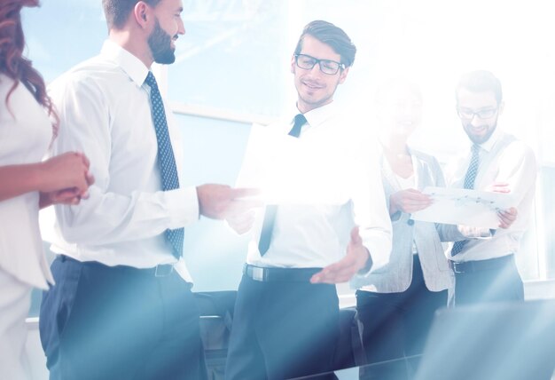 Grupo de empleados discutiendo documentos financieros