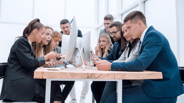 Grupo de empleados discutiendo la información que llega a la oficina