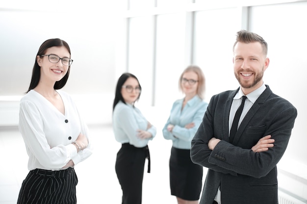 Grupo de empleados exitosos de pie en la oficina.