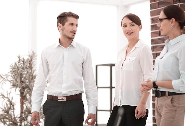 Grupo de empleados en el lugar de trabajo en la oficina