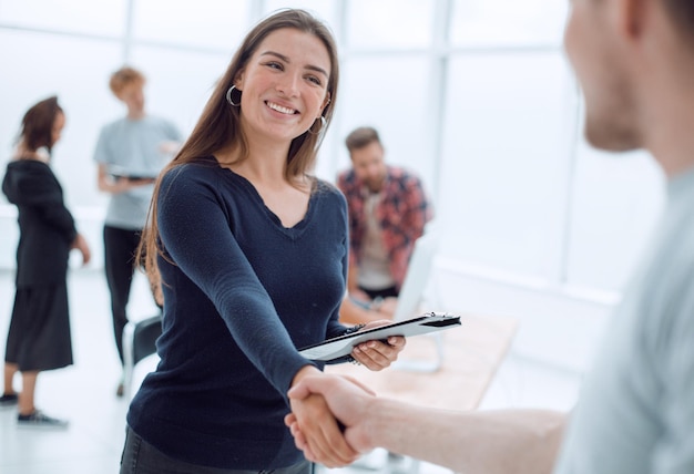 Grupo de empleados de oficina en el lugar de trabajo