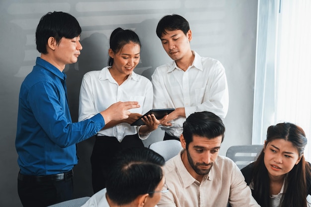 Grupo de empleados de oficinas diversos que trabajan juntos en la planificación estratégica de marketing empresarial en la sala de oficinas corporativas Trabajo en equipo positivo en el concepto de lugar de trabajo empresarial Prudente