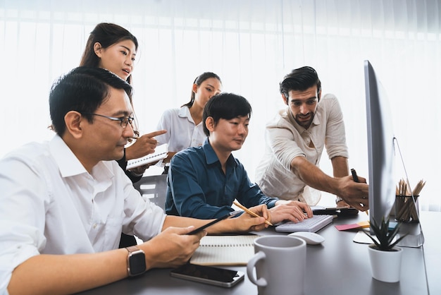 Grupo de empleados de oficinas diversos que trabajan juntos Prudent