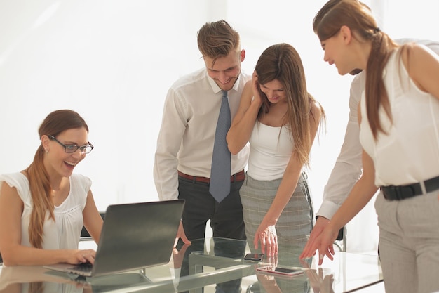 Grupo de empleados que usan aparatos para trabajar en línea foto con espacio de copia