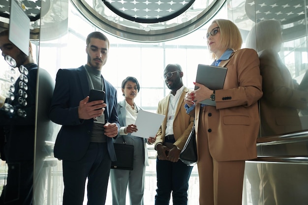 Grupo de emprendedores interculturales revisando puntos de sus informes