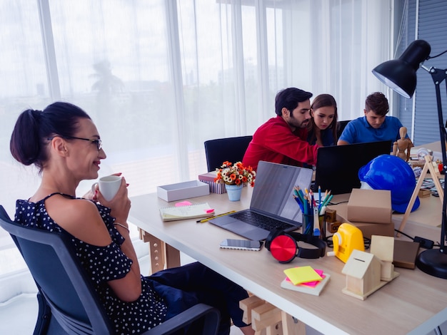 grupo empresarial en discusión en su oficina